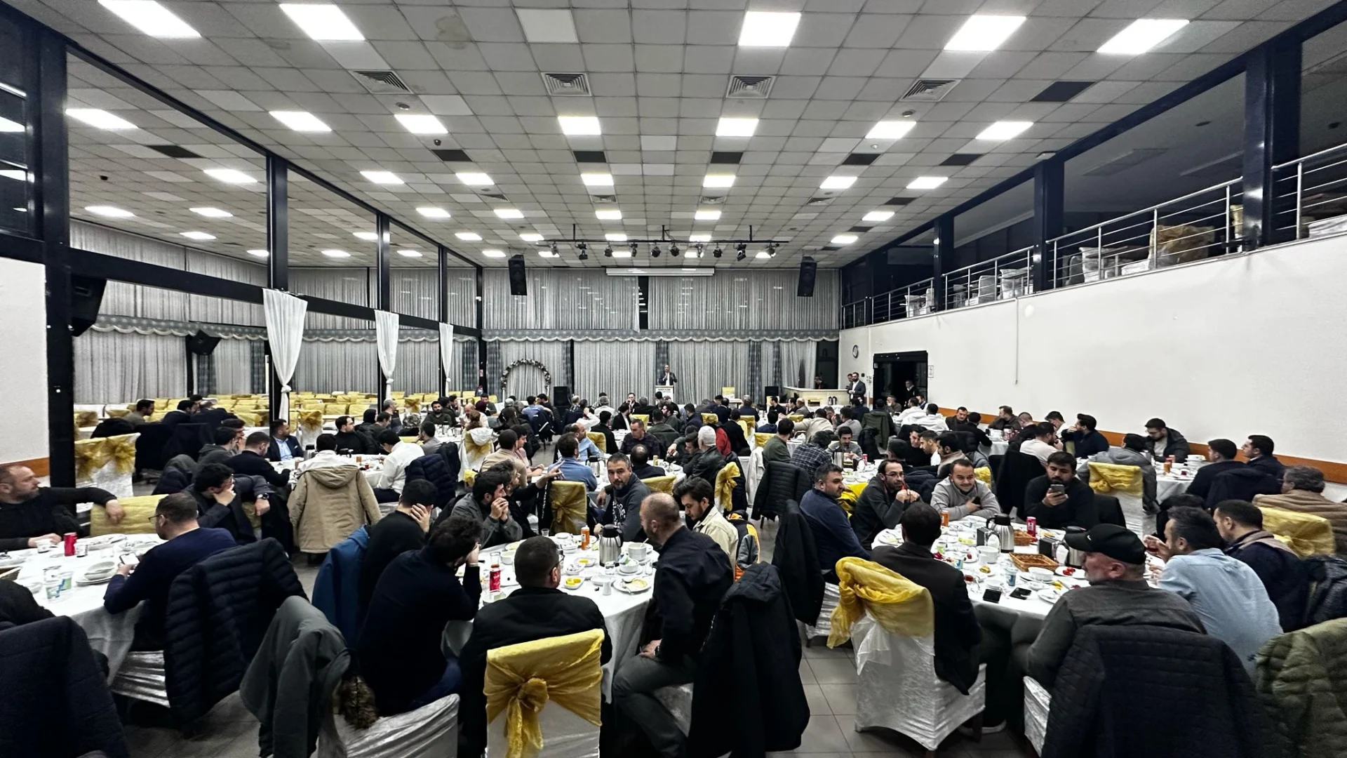 İftar salonunda masalarda oturan katılımcılar